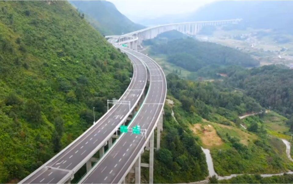 Кинезите имаат решение за полукружно свртување на автопат (ВИДЕО)