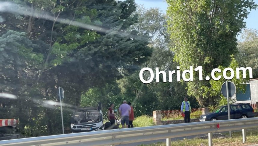 АВТОМОБИЛ ПРЕВРТЕН НА КРОВ: Сообраќајна несреќа кај Охрид (ФОТО)
