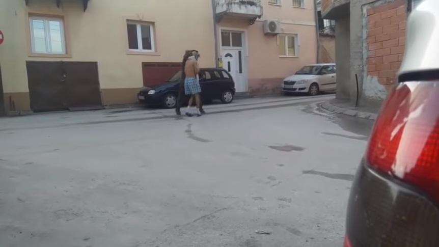 СЕ ПРАВЕШЕ ПАМЕТЕН: Македонски јутјубер нокаутиран среде улица! (ВИДЕО)