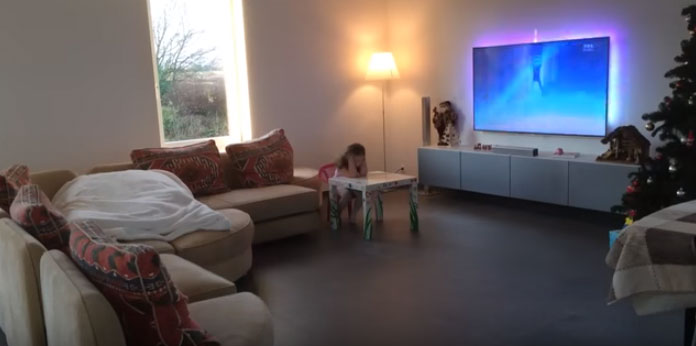ВИДЕО: Татко тајно поставил камера за да целиот свет му поверува дека ќерката го прави ова во соба