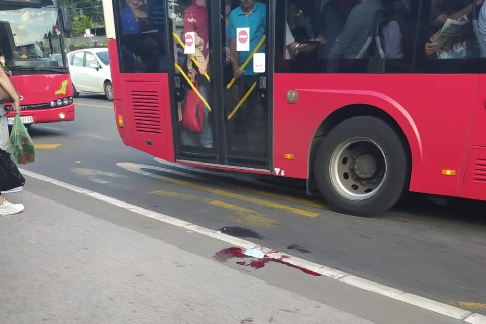 ВОЗНЕМИРУВАЧКИ СЛИКИ: Жена паднала од автобус, повредена е и нејзината бремена ќерка во несреќа во Белград