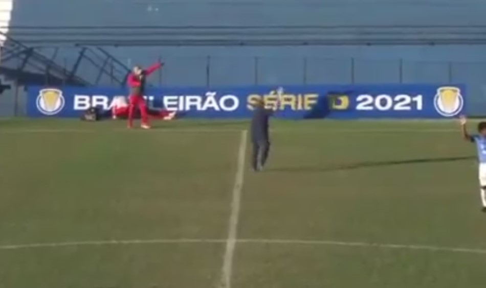 ВИДЕО: Само два часа после Ериксен, друг фудбалер падна како покосен на теренот