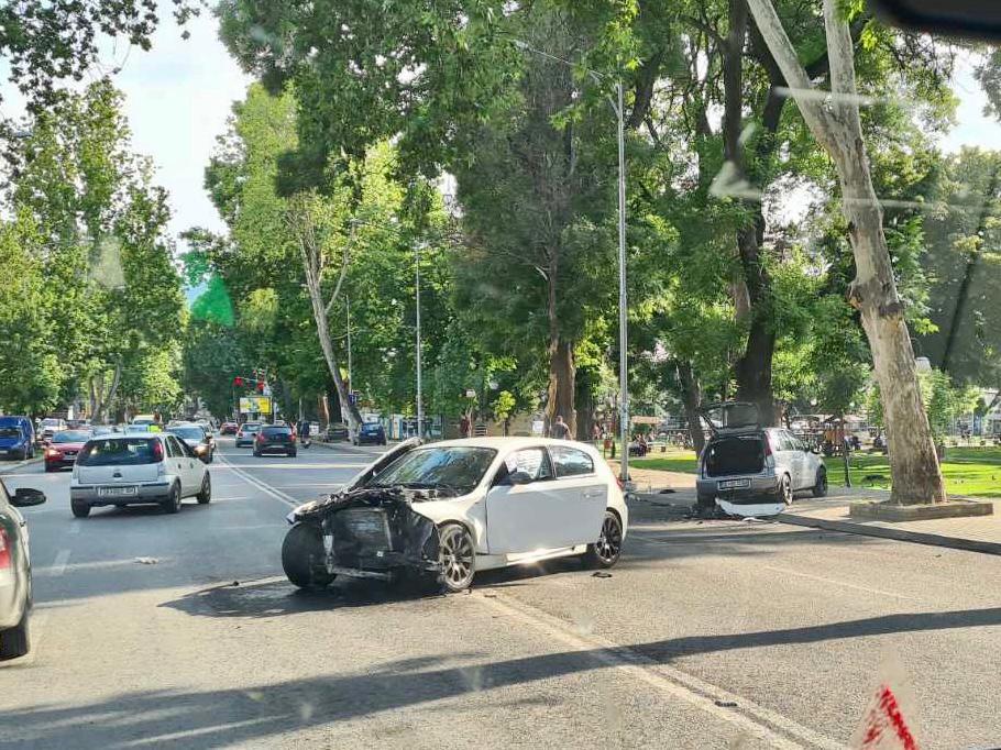 ВОНРЕДНА ВЕСТ: Тешка сообраќајка попладнево во Скопје, неколку лица се повредени (ФОТО)