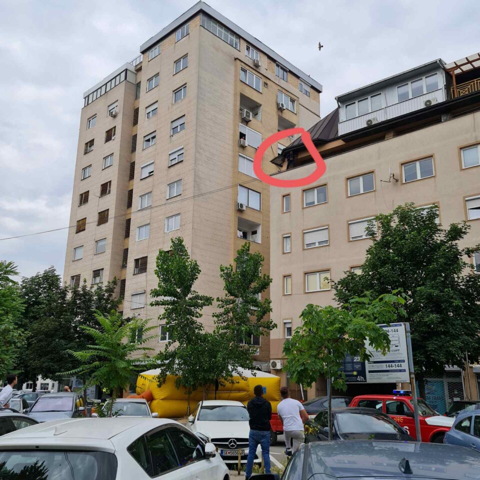 ВОНРЕДНА ВЕСТ: Лице качено на зграда во Скопје се заканува дека ќе скокне! (ФОТО)