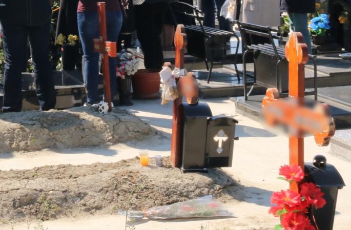 НЕЗАПАМТЕНА ТРАГЕДИЈА: Мајката Сузана почина на гробот на својот син (11), детето се обесило  додека си играло