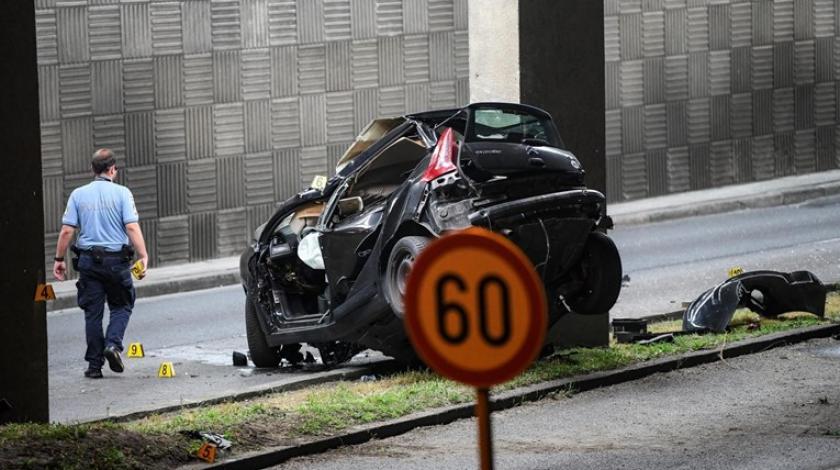 СТРАШНИ ФОТОГРАФИИ: Едно лице загина на лице место откако со автомобил се заби во бетонски столб во Загреб