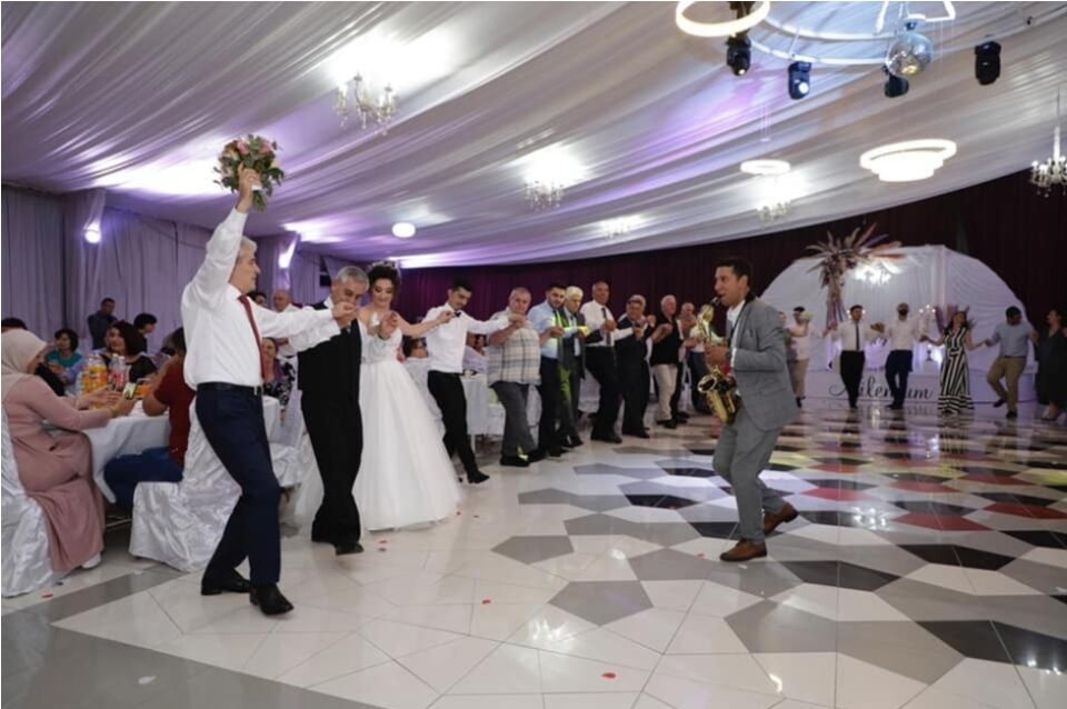 ФОТО: Ахмети водеше оро на свадба во затворен простор