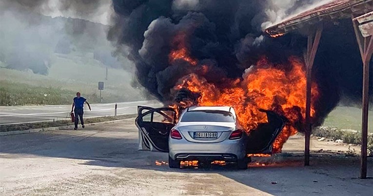 Од автомобилот не остана ништо: Скаут и директор на младинската школа на Партизан за малку избегнаа трагедија (ФОТО)