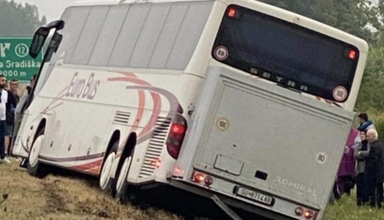 Македонски автобус излетал од патот кај Нова Градишка на враќање од Германија, возачот неофицијално заспал