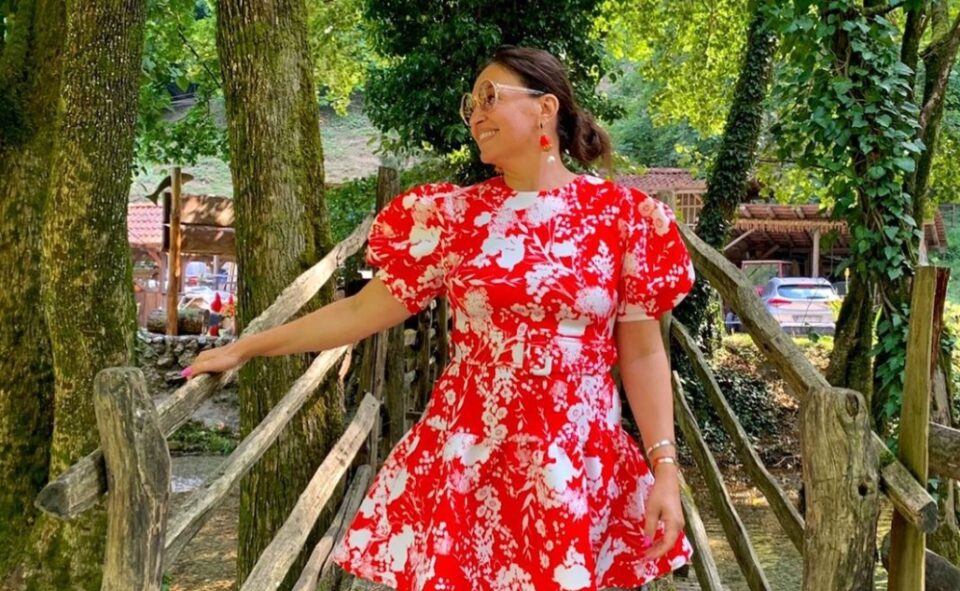 ИМА ШТО ДА ПОКАЖЕ: Нина Бадриќ во кратко фустанче и на 50 години (ФОТО)