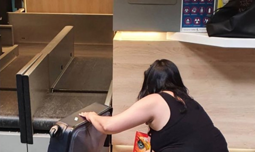 ФОТО: Оваа жена од Балканот го отвори куферот на аеродром и ги остави сите без зборови!