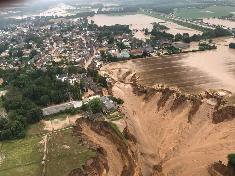 Дали е ова можно: Неверојатна фотографија од поплавите во Германија се шири на Интернет (ФОТО)