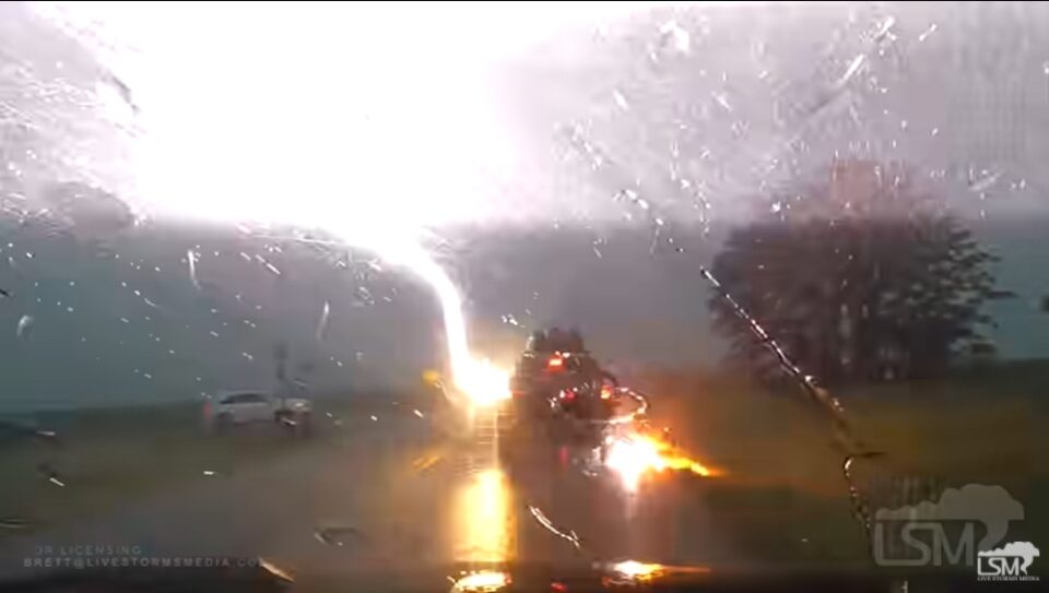 ВИДЕО: Моментот кога гром удира во автомобил во движење