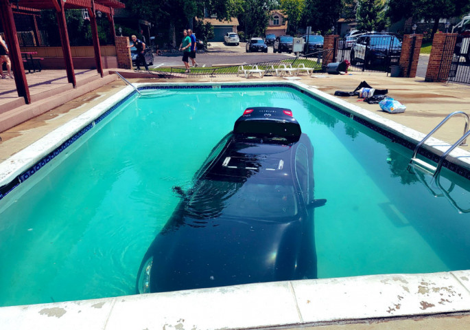 ФОТО: Тинејџер влета во базен со автомобилот