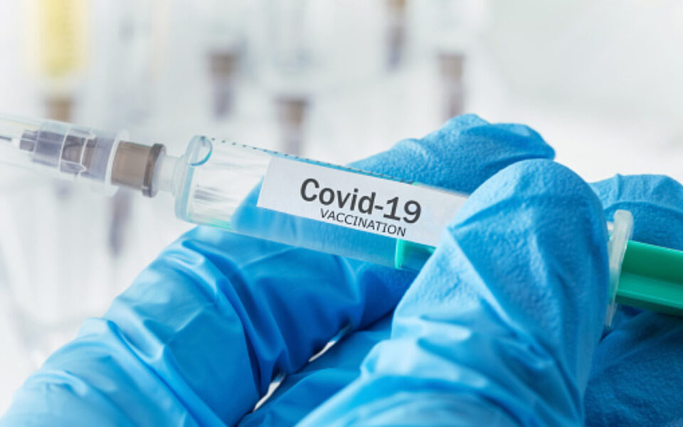 Примил пет дози од три различни вакцини против Ковид-19, го фатиле во шестиот обид!