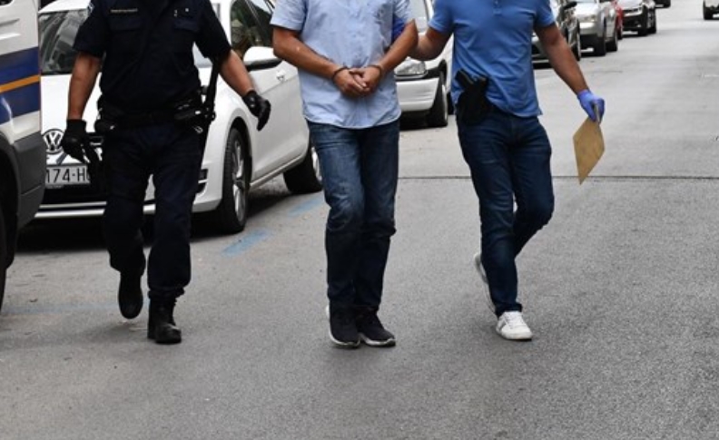 Хрватските медиуми објавија фотографии од косовскиот возач со лисици на рацете и крвава кошула