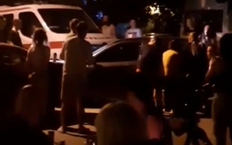 ВИДЕО: Скопјани кренаа возило на раце во Градскиот парк за да помине возило на Брза Помош