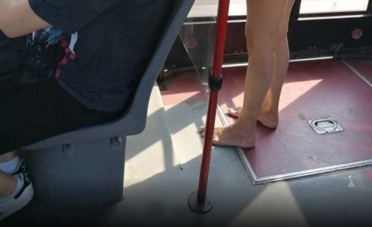 Неверојатна глетка во градски автобус: Млада жена денеска се возеше потполно гола во автобус во Белград (ФОТО)