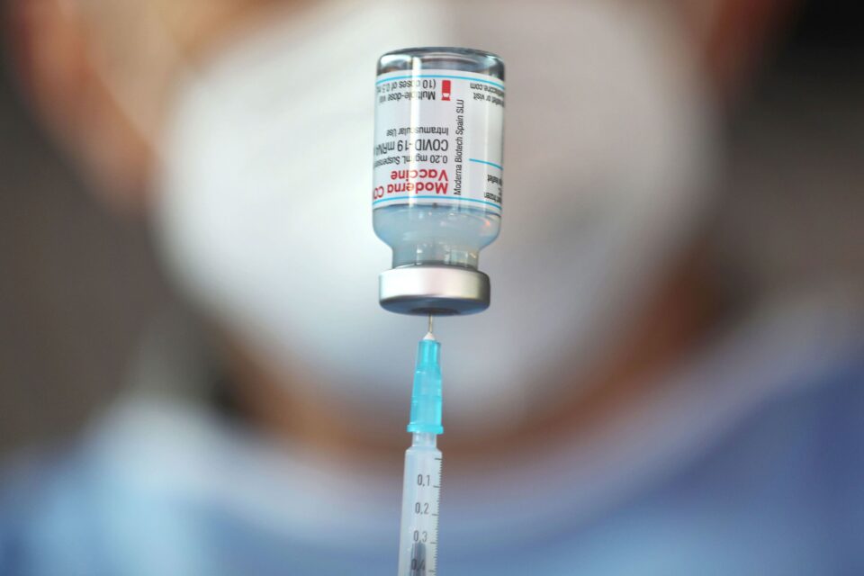 Две млади лица починаа откако ја примиле оваа вакцина против корона вирусот во Јапонија