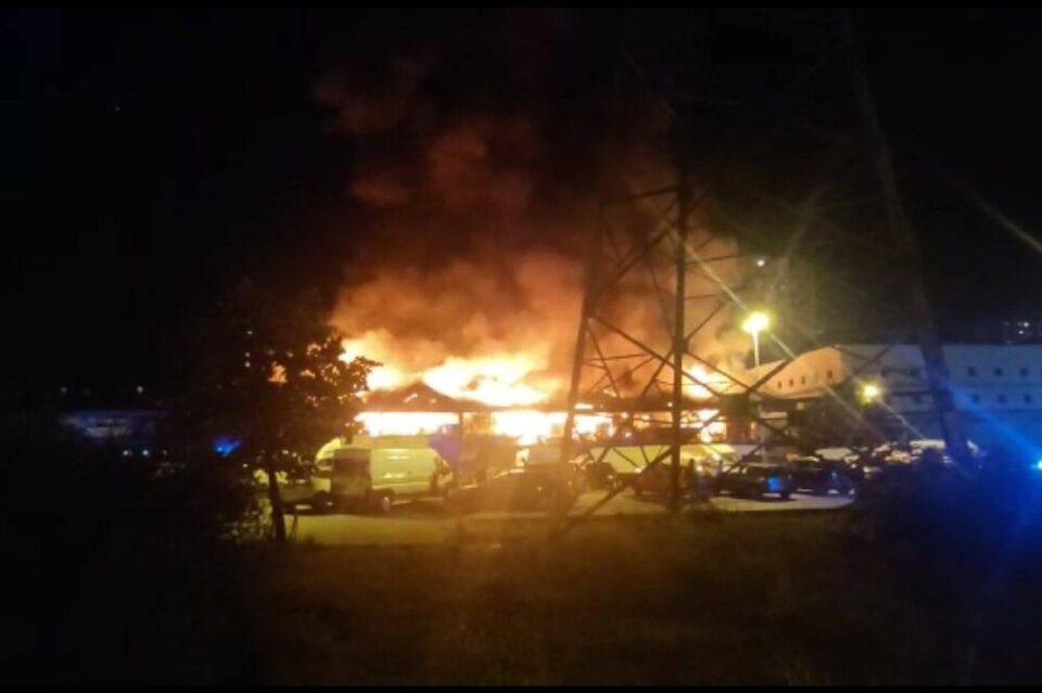 Ужасен пожар вечерва во Белград: Сликите од битката со огнената стихија се страшни (ФОТО)