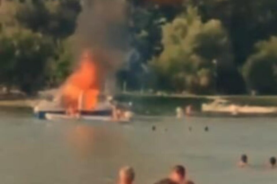 СИЛНО ОДЕКНА: Брод се запали на плажата „Тиквара“- голем број капачи беа сведоци (видео снимка)