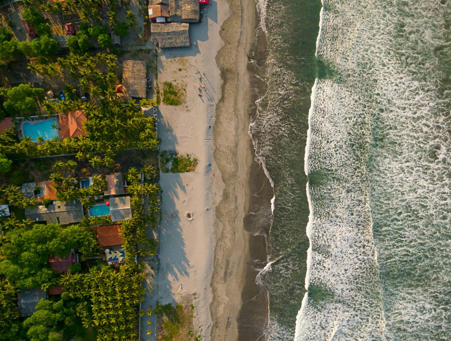 КАКО ЗАВРШИЛА ТУКА: Ова е мистеријата за „исфрлената“ куќа на брегот (ФОТО)