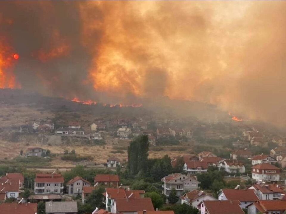 Се огласи и ЦУК: Пожарот во Кочани излегол од контрола!