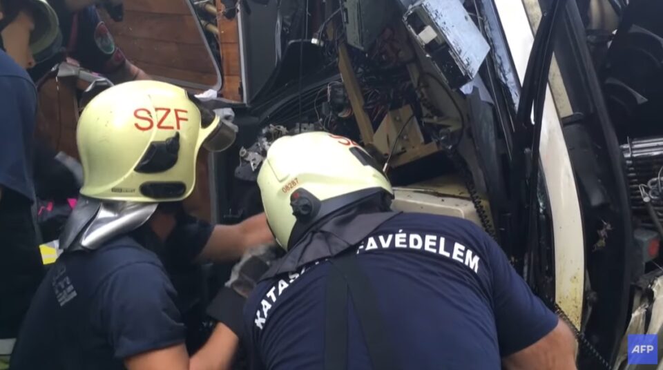 AFP објави снимка од смртоносната несреќа во Унгарија: Автобусот удрил во столб, пожарникарите во обид да спасат патници (ВИДЕО)