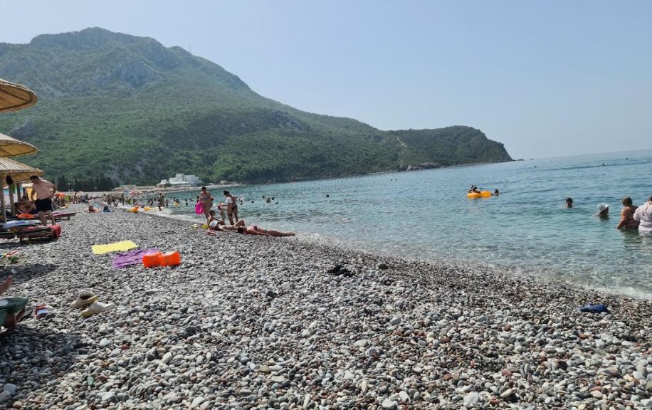 Некој си го донел питонот на плажа во Црна Гора и го пуштил! (ВИДЕО)