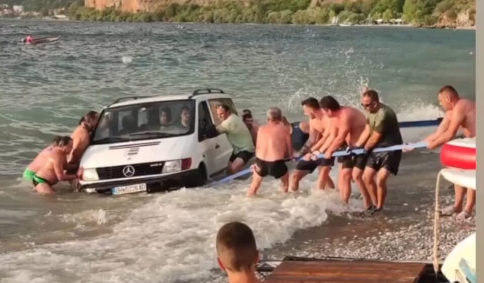 Урнебесно видео од Охрид: Комбе заглави во Охридското езеро на плажата Градиште (ВИДЕО)
