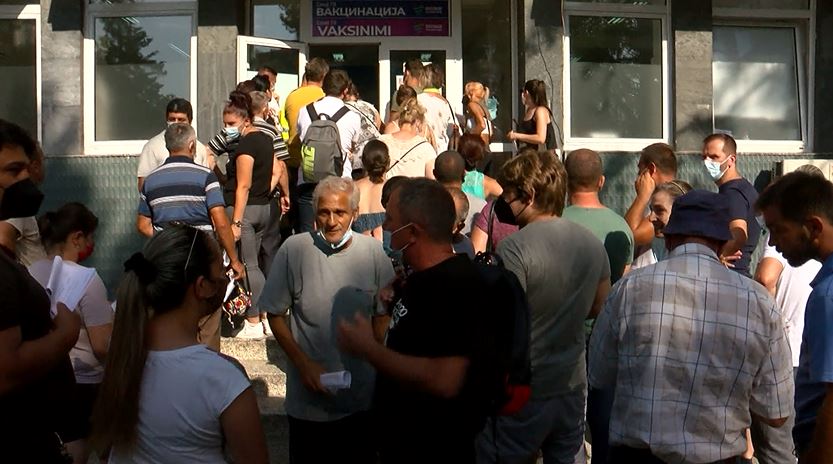 Големи редици за вакцинација во Скопје: И млади и стари чекаат да ги боцнат (ФОТО)