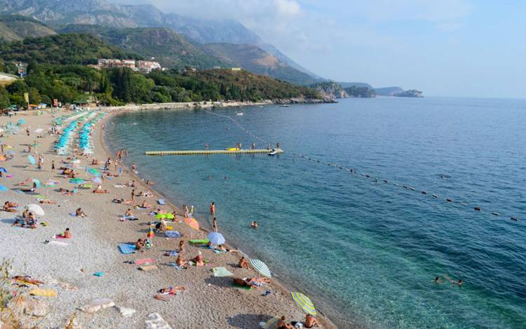 Стигнале на плажа во Црна Гора, па се запрепастиле кога прашале за цената на лежалките