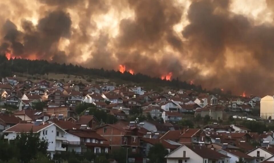 ВОНРЕДНА ВЕСТ: Кочани гори, огнената стихија стигна до куќите, луѓето бегаат во паника! (ФОТО)