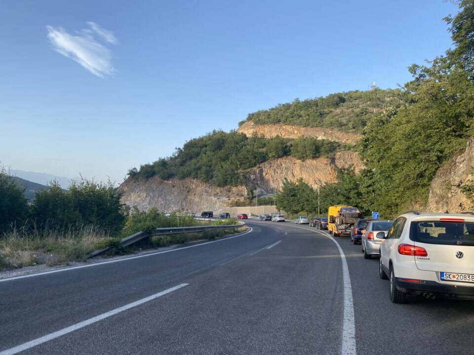 НАЈНОВА ВЕСТ: Километарски колони од возила се заглавени на враќање од Охрид и Струга (ФОТО)