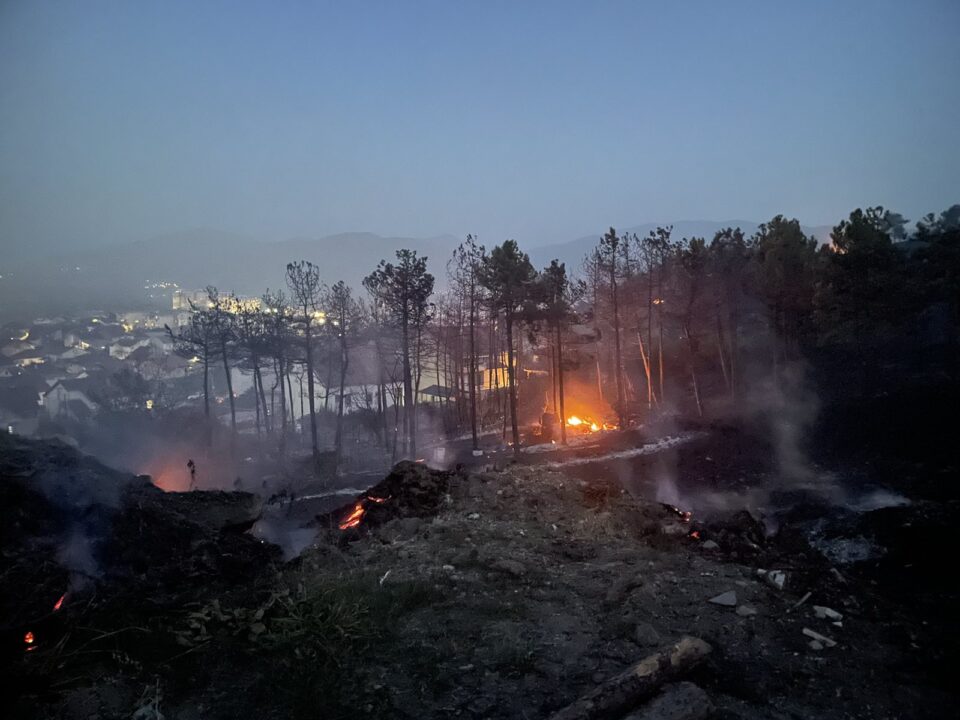 Страшна снимка од Кочани се шири на ФБ: Луѓето во битка со огнената стихија во обид да ги спасат домовите (ВИДЕО)