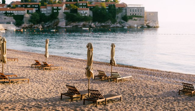 ФОТО: Нема да ви се верува кога ќе видите колку чинат две лежалки и чадор за сонце на плажа во Црна Гора