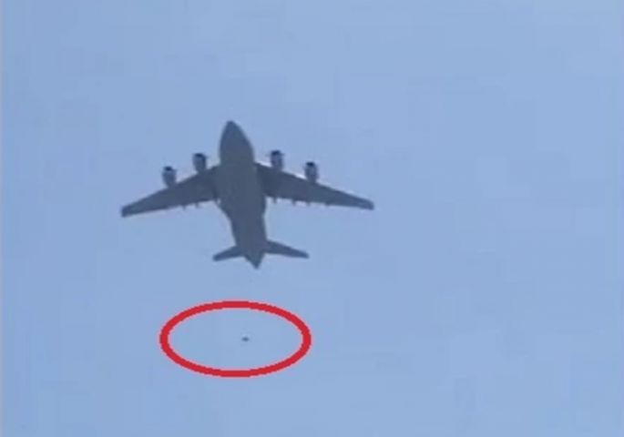 „Луѓе паѓаат од авион во лет“: Морничави снимки од Кабул го обиколија светот (ВИДЕО)