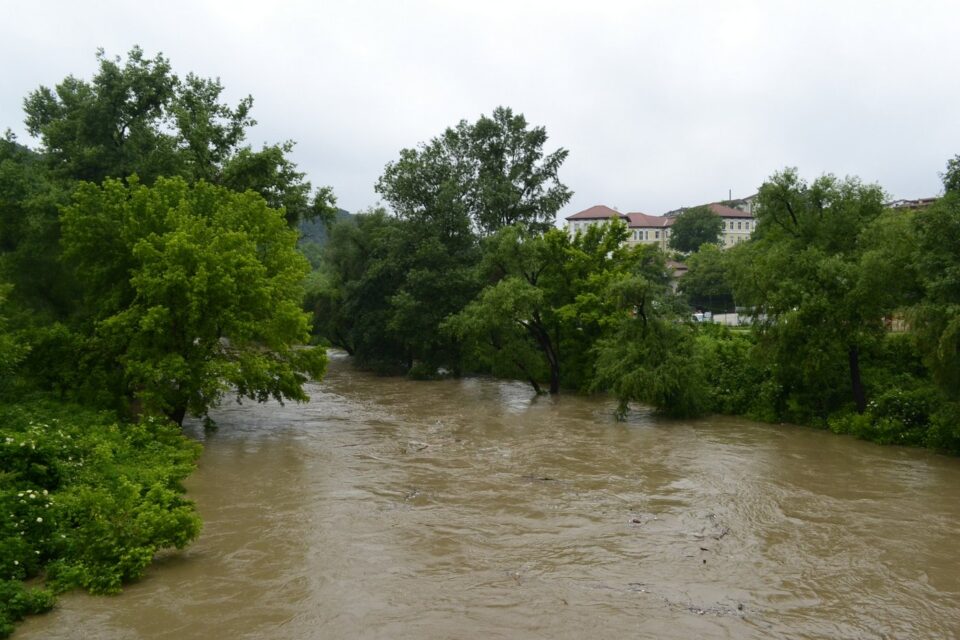 ЦРН ВИКЕНД, ЗГАСНАА ТРИ ЖИВОТИ: Татко и син и 28 годишно момче се удавија кај Велико Трново во реката Јантра