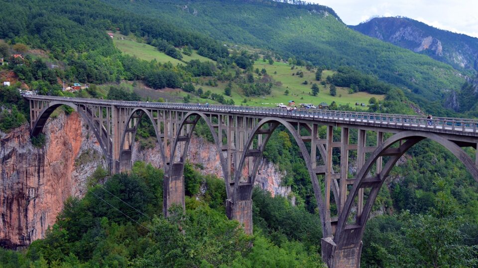 Страшна несреќа попладнево го стаписа Балканот: Момче (13) скокна од мостот на Тара во Црна Гора