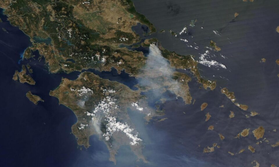„НИ СЕ БЛИЖИ КРАЈОТ“: Објавени сателитски снимки кои ги покажуваат страшните пожари во Грција (ФОТО)