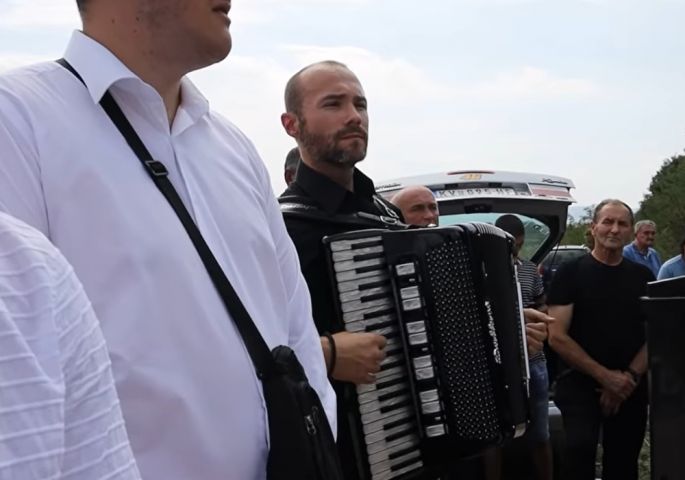 Александар Софронијевиќ со срцепарателни звуци на хармоника го испрати Новица на вечното почивалиште