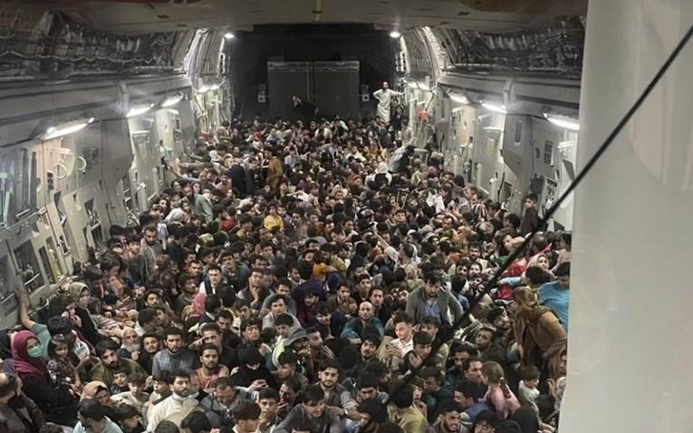 НЕ БИЛЕ 640: Познато е колку точно луѓе имало во преполниот американски воен авион (ФОТО)