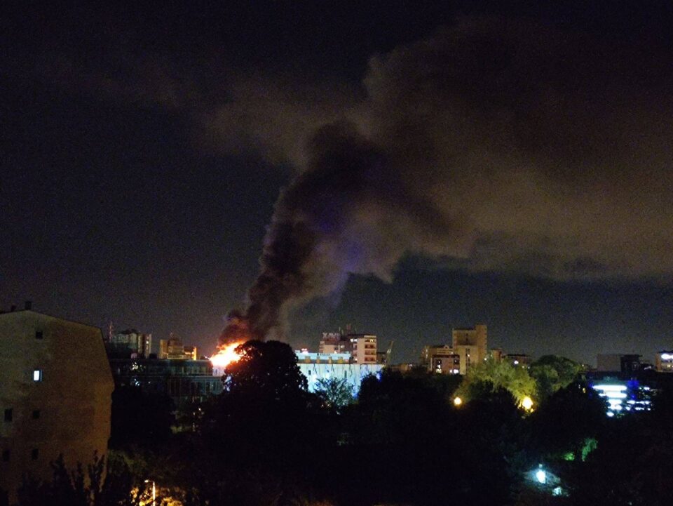 ФОТО: Голем пожар вечерва во центарот на Скопје- гори познатиот ресторан!