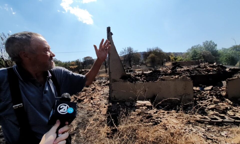 Дедо Ѕвонко од делчевско спие под орев во планината откако му изгорела куќа: За миг изгуби 58 години- репортажа на ТВ 21
