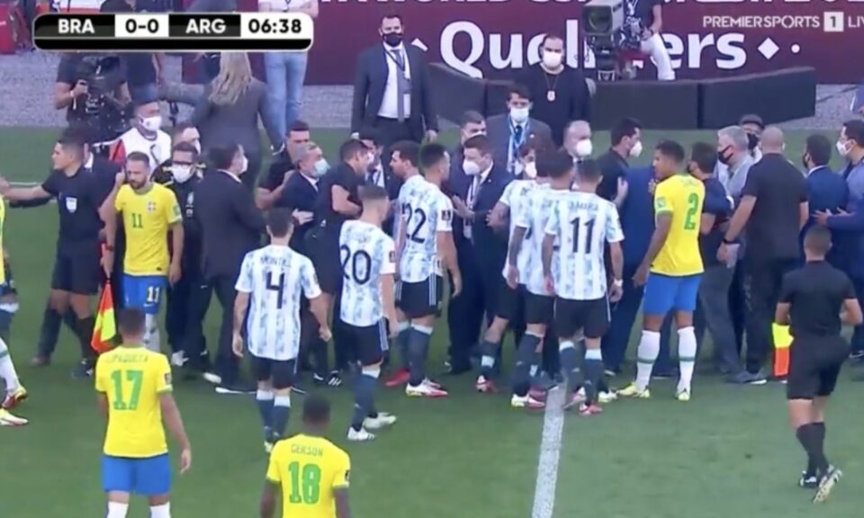 СКАНДАЛ: Полицијата влезе и го прекина дербито меѓу Бразил и Аргентина поради корона прописи (ВИДЕО)
