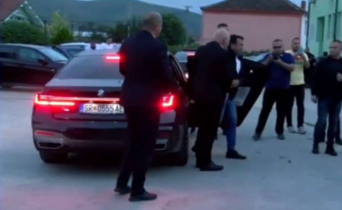 ФОТО: Заев се појави на митинг со ново БМВ од 100.000 евра