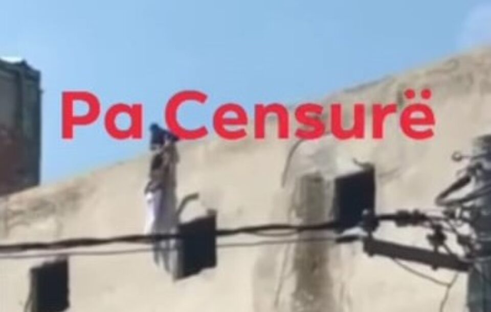 ВОЗНЕМИРУВАЧКО ВИДЕО: Девојка се обиде да скокне од зграда во Куманово, спасена во последен момент