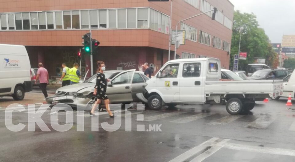 ФОТО: Сообраќајка утрово на еден од најлошите семафори во центарот на Скопје