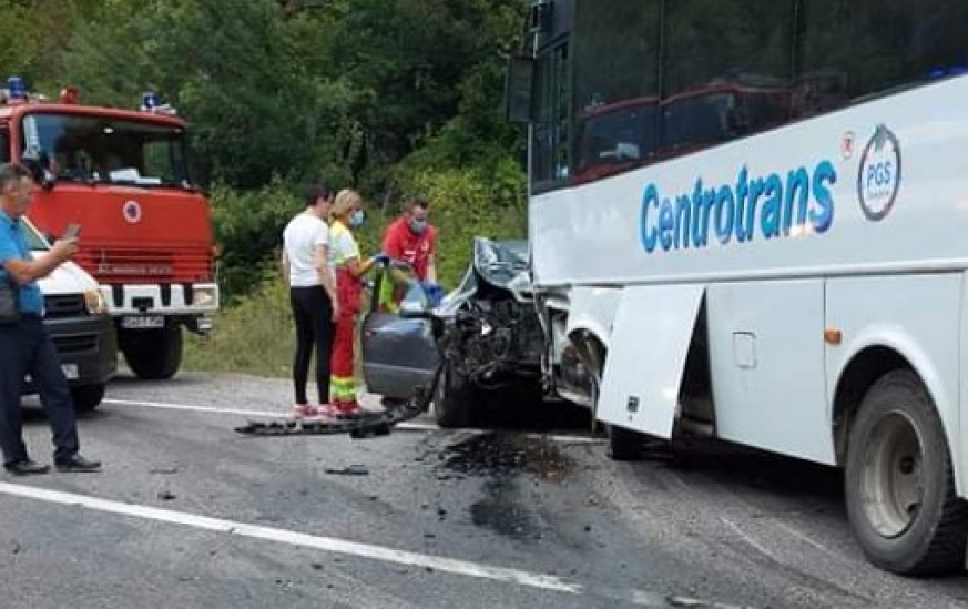 СТРАШНА ТРАГЕДИЈА: Мајка и син загинаа во ужасна сообраќајка откако автомобил се заби во минибус во БиХ (ФОТО)