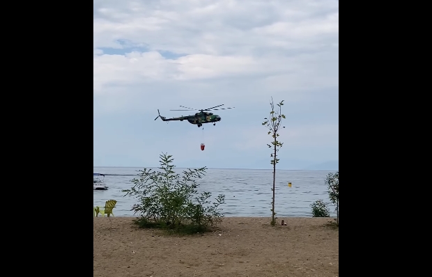 Необична и ретко видена глетка: Еве како изгледа кога армиски хеликоптер полни вода за да го изгасне пожарот на Галичица